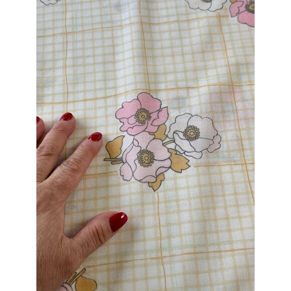 Vintage 1970s top/ flat sheet, pink peonies flowers, checkered, twin si - Picture 5 of 10